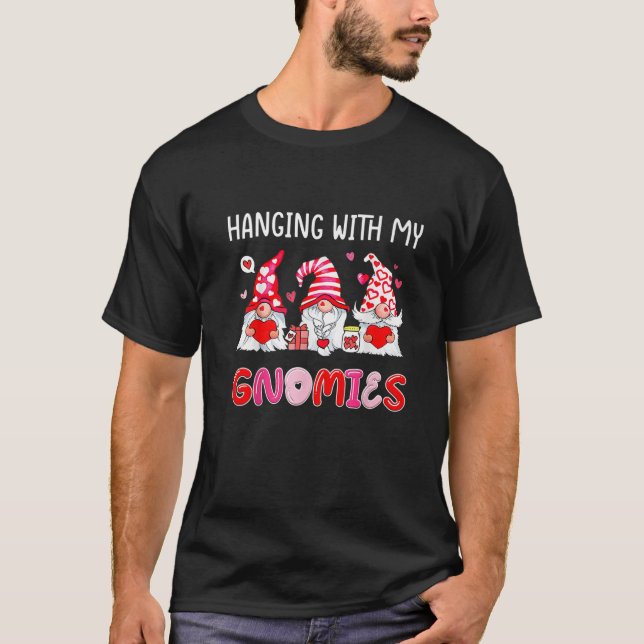 Camiseta Gnome Feliz Día de San Valentín amigo colgando con (Anverso)