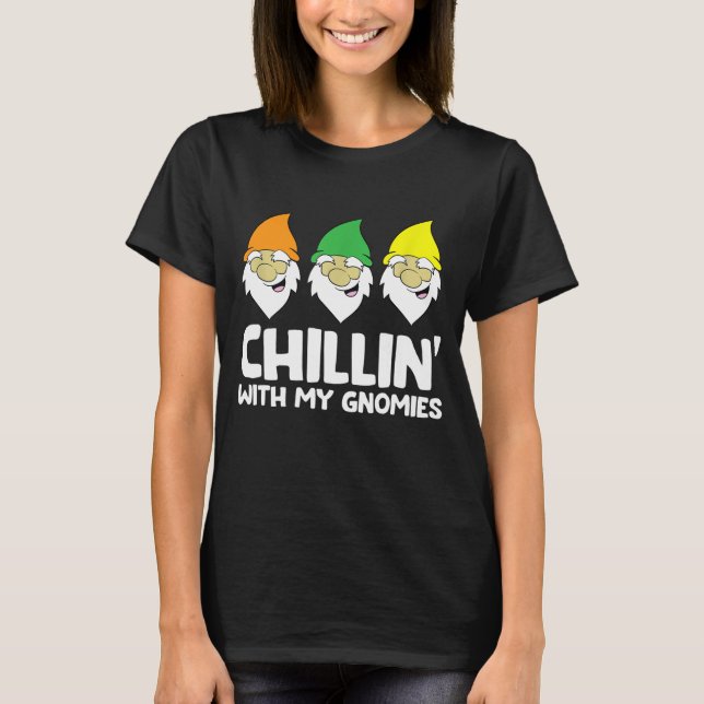 Camiseta Gnome Garden Presenta Chillin Con Mis Gnomies (Anverso)