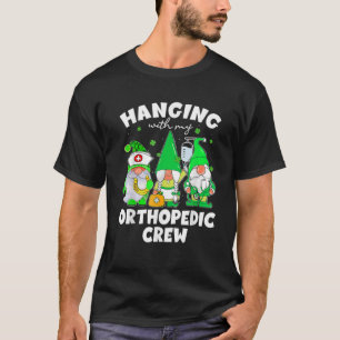 Camiseta Gnome gracioso colgado con enfermera ortopédica St