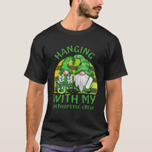 Camiseta Gnome gracioso colgado con enfermera ortopédica St