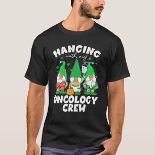 Camiseta Gnome gracioso colgando con enfermera de oncología