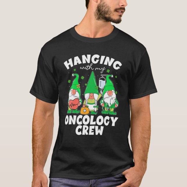 Camiseta Gnome gracioso colgando con enfermera de oncología (Anverso)