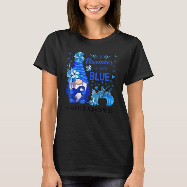 Camiseta Gnome In November We Wear Blue Diabetes Awareness  (Anverso)
