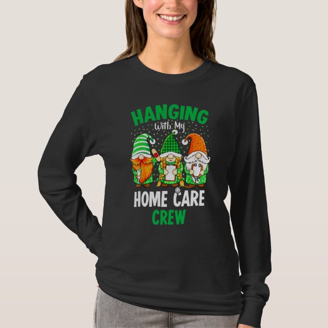 Camiseta Gnome irlandés colgando con enfermera de cuidado d (Anverso)