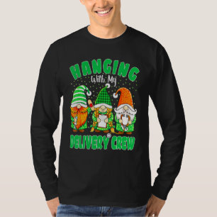 Camiseta Gnome Irlandés Colgando Con Enfermera De Entrega S