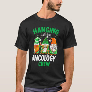 Camiseta Gnome Irlandés colgando con enfermera de oncología