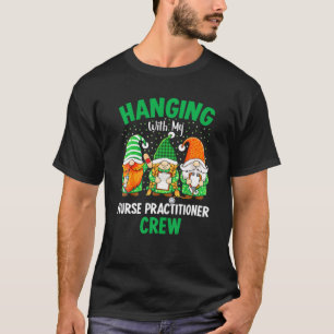 Camiseta Gnome Irlandés Colgando Con La Enfermera Profesion