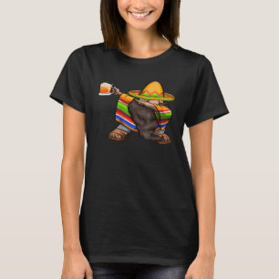 Camiseta Gnome mexicano de dabeo Cinco de Mayo Poncho Sombr