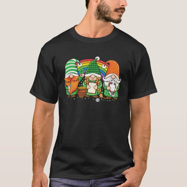 Camiseta Gnome Nurses Saint Pattys day Scrub Nurse St Patri (Anverso)