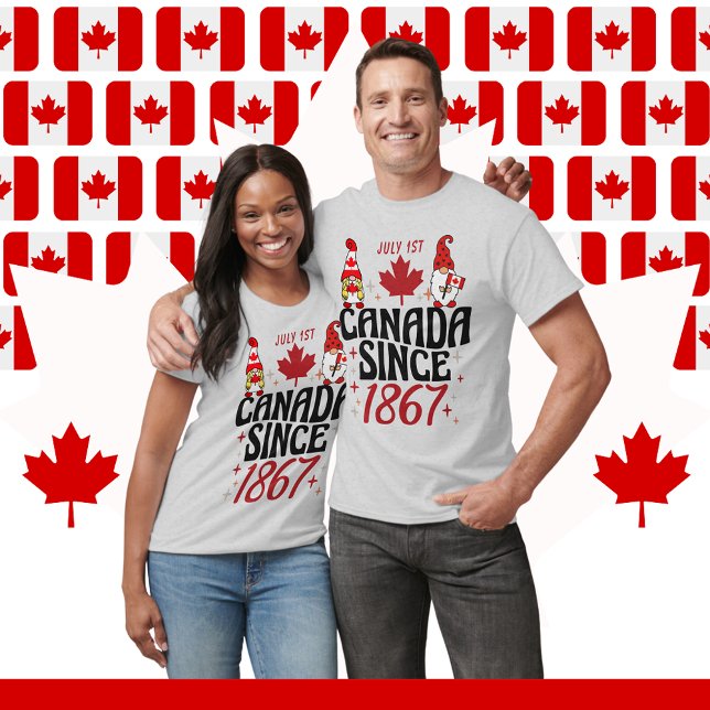 Camiseta Gnomes Canadá desde 1867 Holiday Unisex (Gnomes Canada Since 1867 Holiday Unisex T-Shirt allows you to celebrate Canada Day in style. )