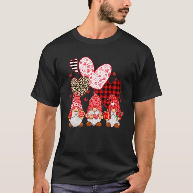 Camiseta Gnomes Holding Leopard Heart Buffalo Plaid Valenti (Anverso)