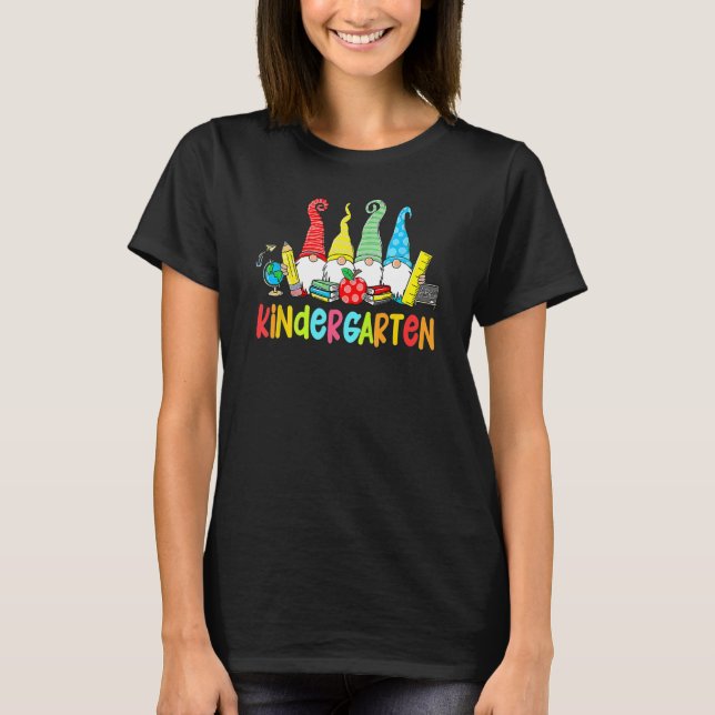 Camiseta Gnomes Kindergarten Crew First Day Teacher Back To (Anverso)