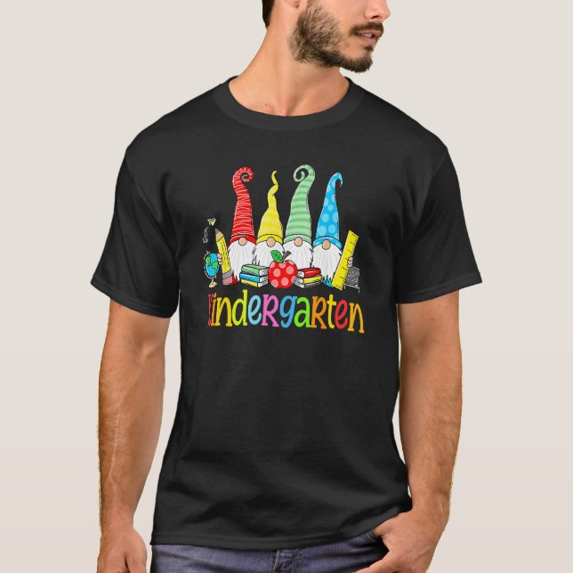Camiseta Gnomes Kindergarten Crew First Day Teacher Back To (Anverso)