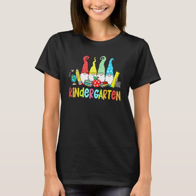 Camiseta Gnomes Kindergarten Crew First Day Teacher Back To (Anverso)