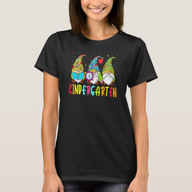 Camiseta Gnomes Kindergarten Crew First Day Teacher Back To (Anverso)