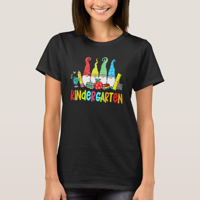 Camiseta Gnomes Kindergarten Crew First Day Teacher Back To (Anverso)