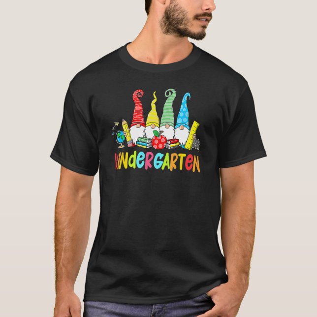 Camiseta Gnomes Kindergarten Crew First Day Teacher Back To (Anverso)