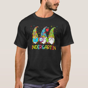 Camiseta Gnomes Kindergarten Crew First Day Teacher de vuel