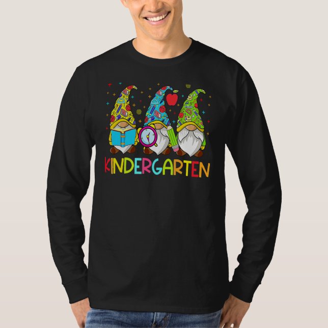 Camiseta Gnomes Kindergarten Crew First Day Teacher de vuel (Anverso)