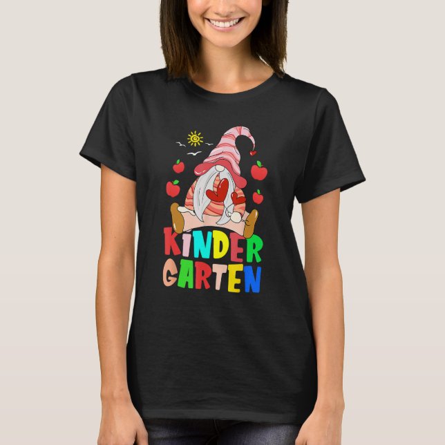 Camiseta Gnomes Kindergarten Crew First Day Teacher de vuel (Anverso)