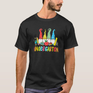 Camiseta Gnomes Kindergarten Crew First Day Teacher de vuel
