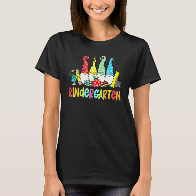 Camiseta Gnomes Kindergarten Crew First Day Teacher de vuel (Anverso)