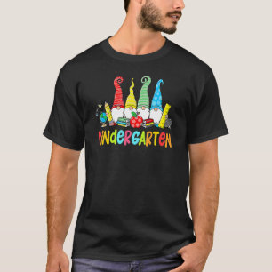 Camiseta Gnomes Kindergarten Crew First Day Teacher de vuel