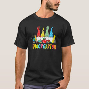 Camiseta Gnomes Kindergarten Crew First Day Teacher de vuel
