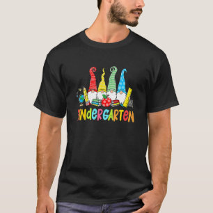 Camiseta Gnomes Kindergarten Crew First Day Teacher de vuel