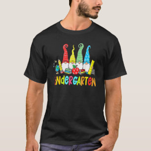 Camiseta Gnomes Kindergarten Crew First Day Teacher de vuel