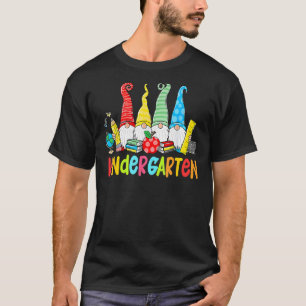 Camiseta Gnomes Kindergarten Crew First Day Teacher de vuel