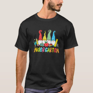 Camiseta Gnomes Kindergarten Crew First Day Teacher de vuel
