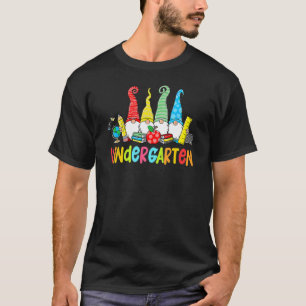 Camiseta Gnomes Kindergarten Crew First Day Teacher de vuel