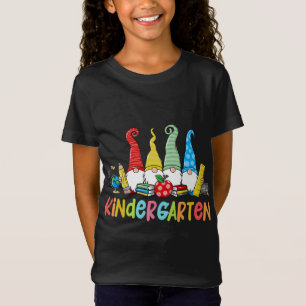 Camiseta Gnomes Kindergarten Crew First Day Teacher de vuel