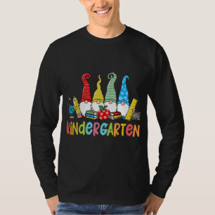 Camiseta Gnomes Kindergarten Crew First Day Teacher de vuel
