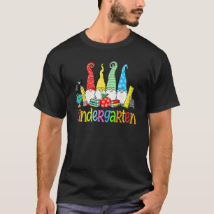 Camiseta Gnomes Kindergarten Crew First Day Teacher de vuel