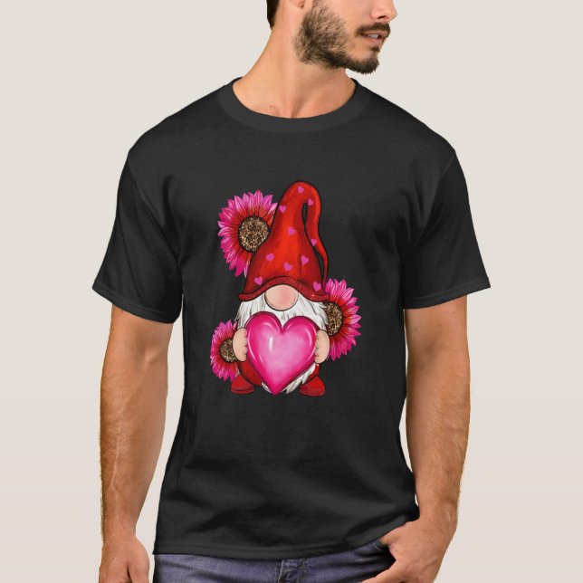 Camiseta Gnomes Nurse Holding Hearts Stethoscope Cute Valen (Anverso)