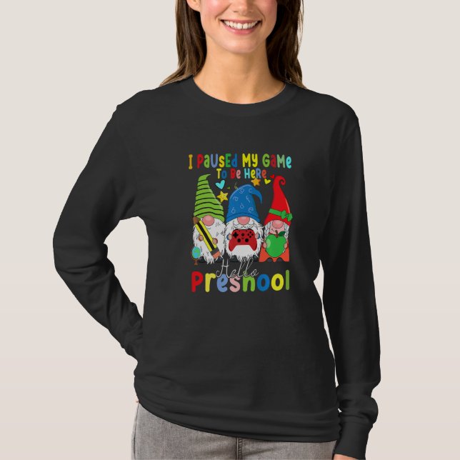 Camiseta Gnomes Preschool Crew Paused My Game Teacher Back  (Anverso)