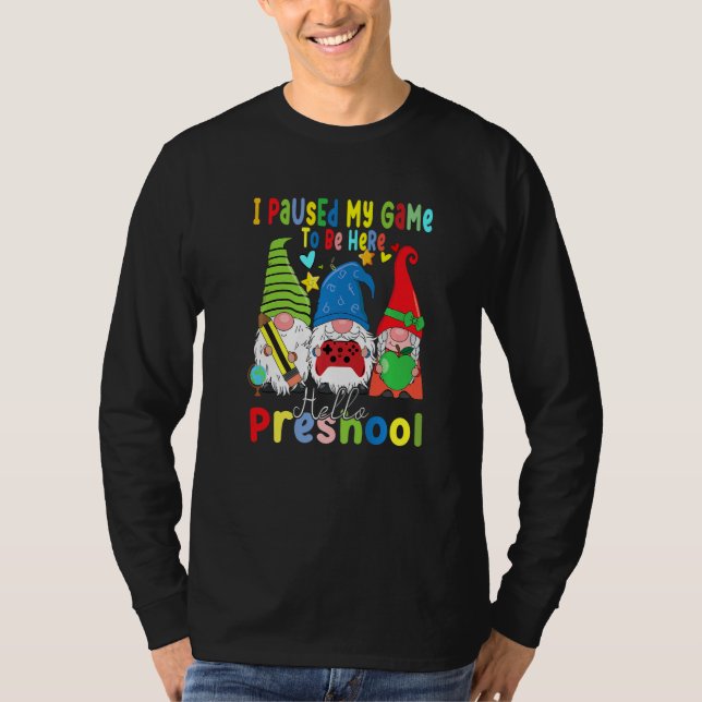 Camiseta Gnomes Preschool Crew Paused My Game Teacher Back  (Anverso)