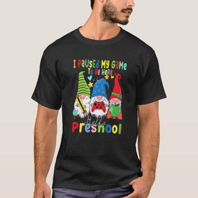Camiseta Gnomes Preschool Crew Paused My Game Teacher Back  (Anverso)