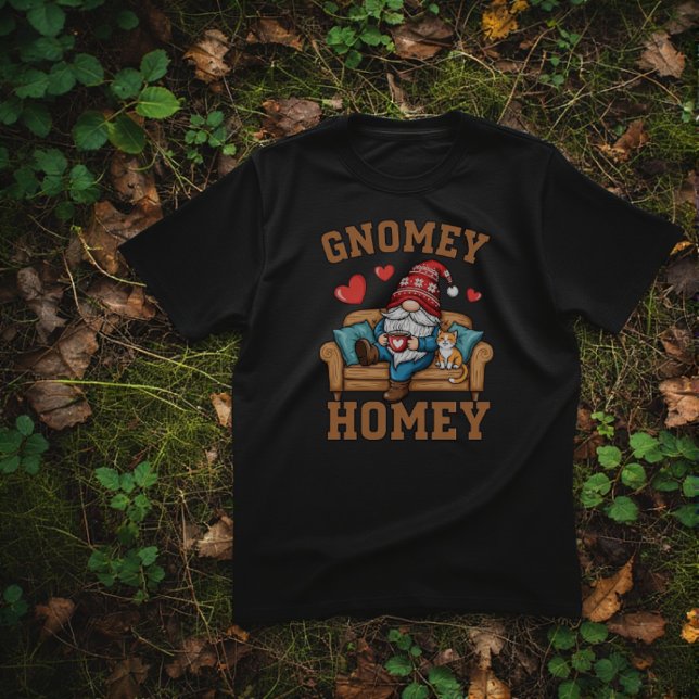 Camiseta Gnomey homey gnome en el diseño del hogar (Gnomey homey men's black t-shirt - laid back gnome at home design.)