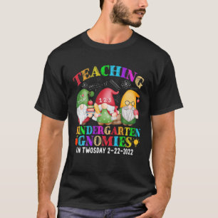 Camiseta Gnomies Enseñando Jardín De Niños El Twosday 2-22-