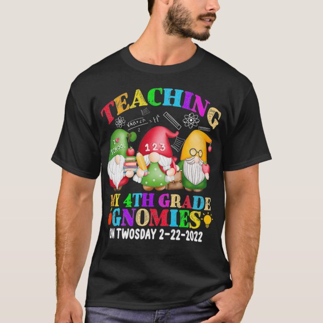 Camiseta Gnomies Teaching My 4th Grade On Twosday 2222022 F (Anverso)