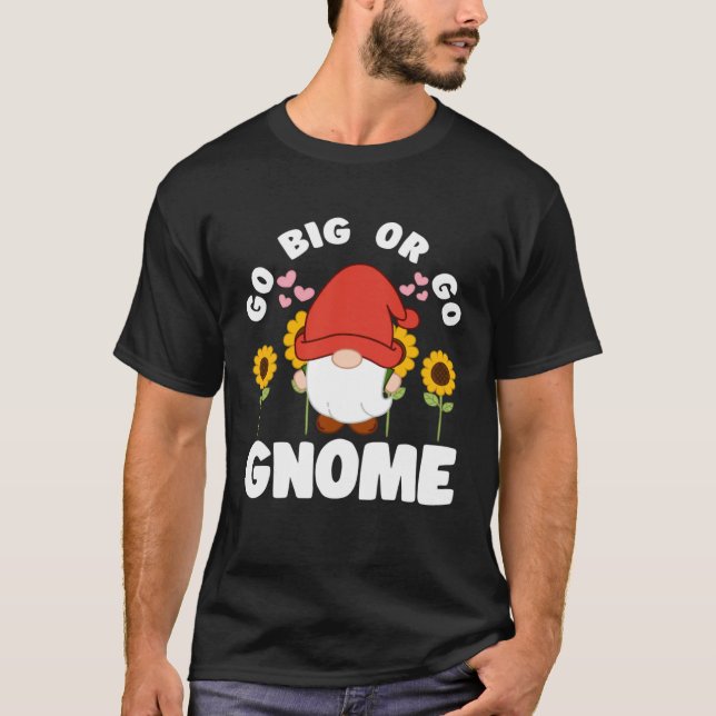 Camiseta Go Big Or Go Gnomie With Sunflowers Lawn Gnome (Anverso)
