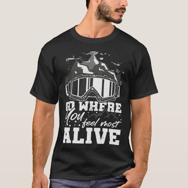 Camiseta Go Where You Feel Most Alive Mountain Hiker Hiking (Anverso)