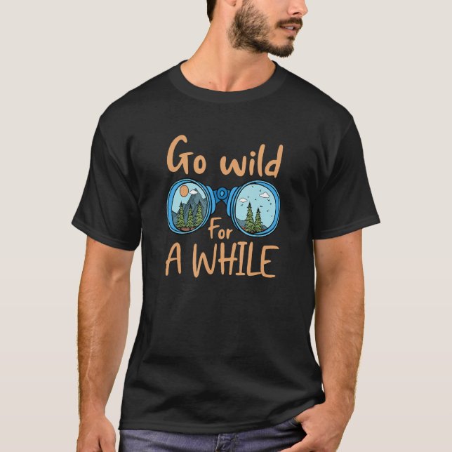 Camiseta Go Wild For A While Hiking Outdoors Adventure (Anverso)
