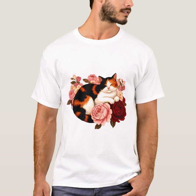 Camiseta Golden Whiskers: Calico Cat in Rose Reverie (Anverso)