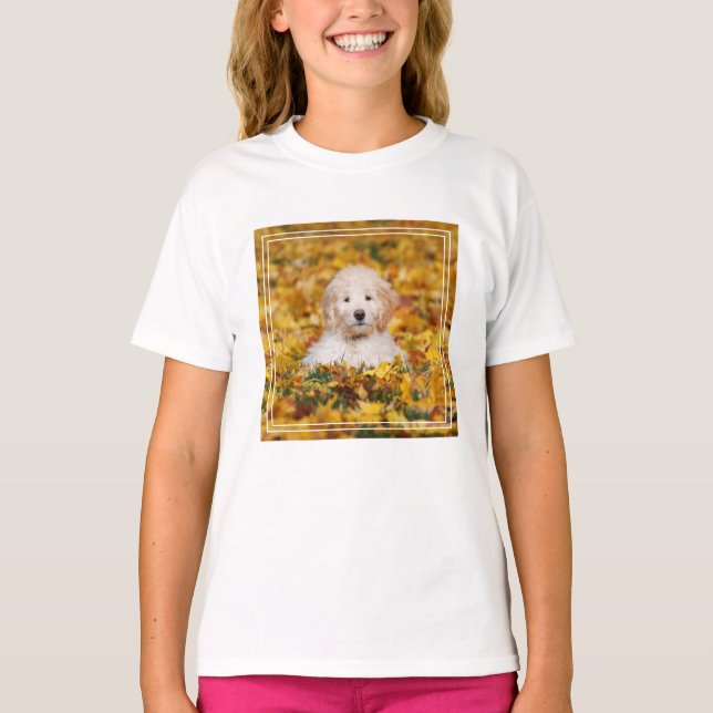 Camiseta Goldendoodle Cachorro En Hojas Caídas (Anverso)
