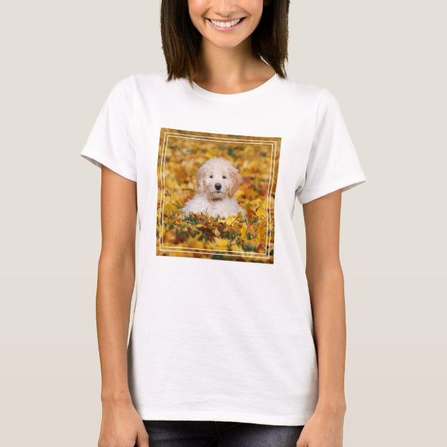 Camiseta Goldendoodle Cachorro En Hojas Caídas (Anverso)
