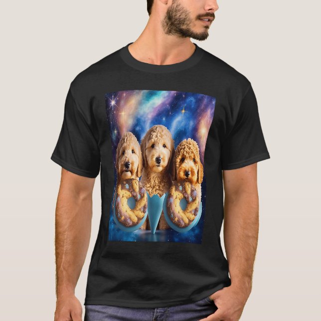 Camiseta Goldendoodle En El Espacio Con Donuts Cute Doodle  (Anverso)